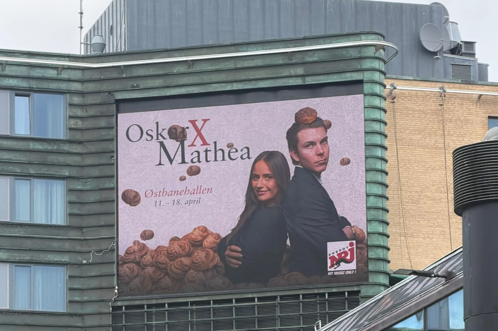 Reklameplakat for Oskar × Mathea i Østbanehallen